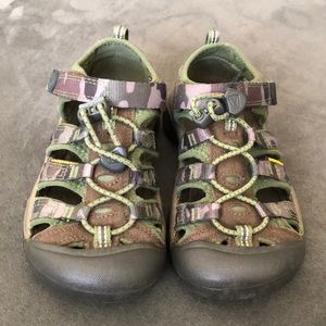 Boys Keen Newport camo sandals 12 green